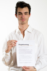 Junger Mann mit Projektvertrag