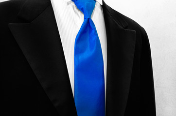 Groom's blue tie accenting a black tuxedo