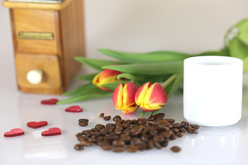 Kaffeemühle mit Kaffeetasse