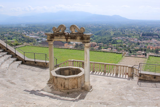 Antico pozzo in pietra