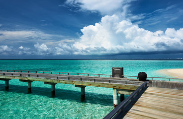 Obraz premium Beautiful beach with jetty