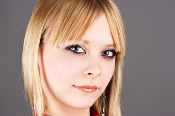 Naklejka premium portrait of a cute girl with beautiful makeup