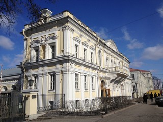 Obraz premium The facade of an old building in St. Petersburg 
