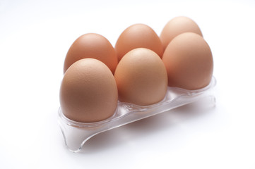 Huevos en soporte con fondo blanco