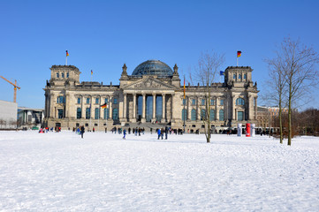 Fototapeta na wymiar Berlin - Reichstag w zimie z śniegu