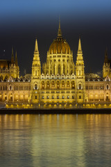 Naklejka premium Budapest, Hungarian Parliament Building at night