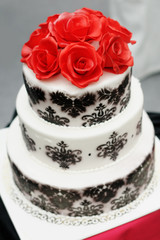Obraz na płótnie Canvas Pyszne czarno-biały tort weselny