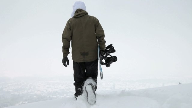 Junge mit Snowboard im Schnee