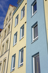 Fototapeta na wymiar Fassaden von Mehrfamilienhäusern in Kiel, Deutschland