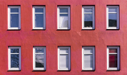 Fototapeta premium Fassaden von Mehrfamilienhäusern in Kiel, Deutschland