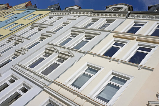 Fassaden von Mehrfamilienhäusern in Kiel, Deutschland