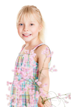kleines Mädchen mit Blumengrün