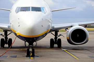 Store enrouleur tamisant sans perçage Lieux européens Boeing 737-800 Aircraft parked © Arena Photo UK