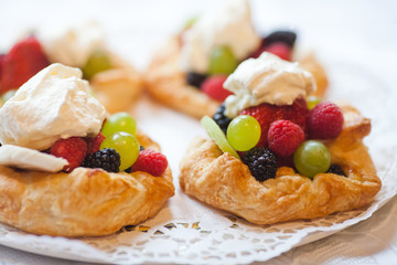 Obsttörtchen mit Sahne