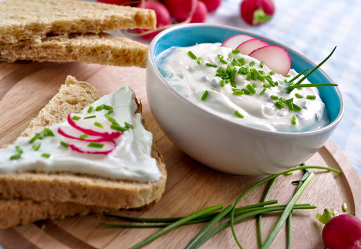 frischer kr&auml;uterquark und toastbrot