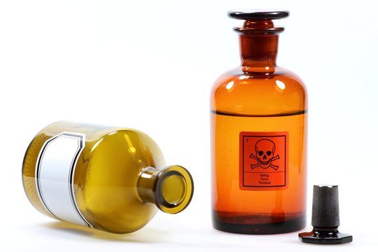 Apothekerflaschen isoliert auf wei&szlig;em Hintergrund