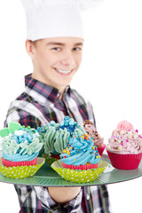 Junger Mann liefert für Geburtstag Cupcakes Porträt