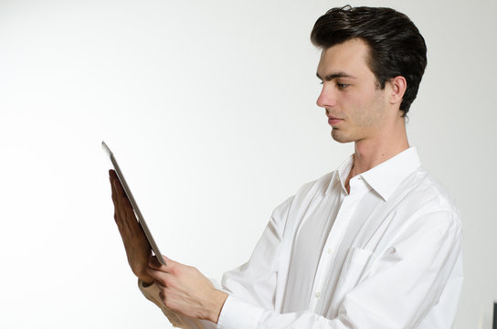 junger Mann schaut auf Tablet