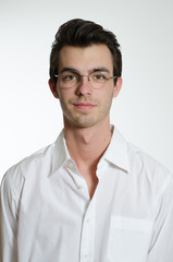 junger Mann Portrait mit Nickelbrille