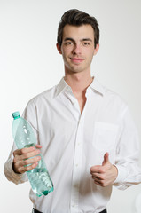 junger Mann mit Wasserflasche