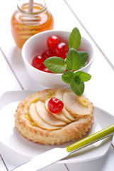 piccola torta di mele con ciliegie candite  fatta in casa