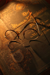 Fototapeta na wymiar Okulary na zabytkowej książki