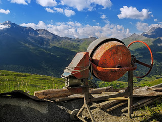 bétonnière de chantier orange en haute montagne