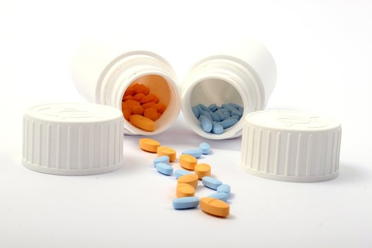 Bunte Pillen aus D&ouml;schen orange blau
