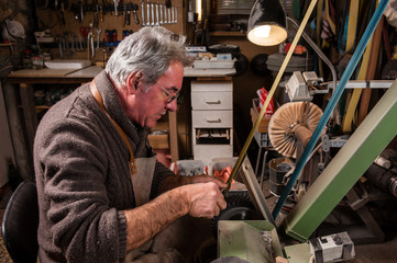 coutellerie-atelier de montage et fabrication