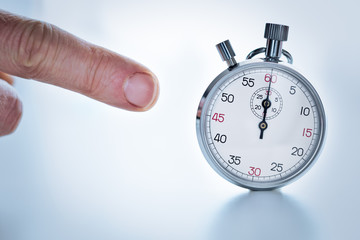 Doigt pointant un chronographe