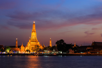Naklejka premium Wat arun (temple of dawn) at twilight, bangkok, thailand