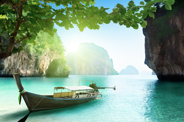 bateau sur une petite île en Thaïlande
