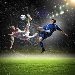 Tuinposter twee voetballers die de bal slaan © Sergey Nivens