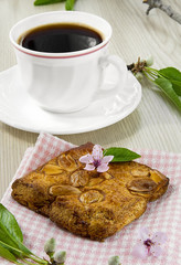 Pasta con almendras y taza de café solo.