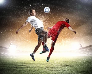 Zelfklevend Fotobehang Voetbal twee voetballers die de bal slaan