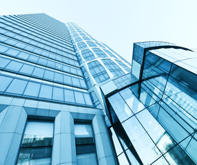 Fototapeta na wymiar Panoramiczny widok szklanego wysokiego budynku