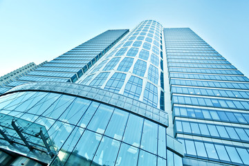 Fototapeta na wymiar zobacz na stalowym tle niebieskiego szkła wysokiego budynku