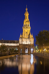 Fototapeta na wymiar Tower Plaza de Espana w Sewilli