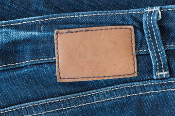 Blanko Label aus Leder auf Jeans