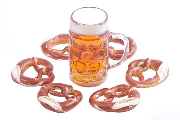 Bayerische Brezeln mit Bier