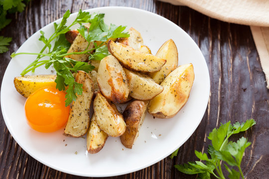 Baked potato wedges with garlic