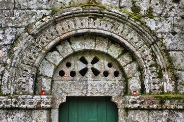 Tímpano do portal do Mosteiro de Pitões das Júnias