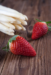 Spargel mit Erdbeeren auf Holz I