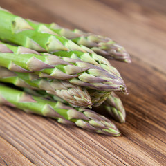 Grüner Spargel auf Holz I