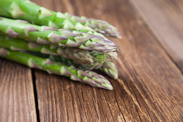 Grüner Spargel auf Holz II