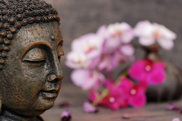 Buddha mit Orchideen