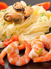 pasta with shrimps, mussels and tomatoes