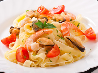 pasta with shrimps, mussels and tomatoes