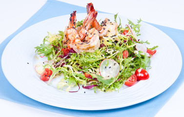 Salad of arugula, radishes and tomatoes with shrimp.