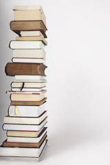 Ein Stapel Bücher vor weißem Hintergrund